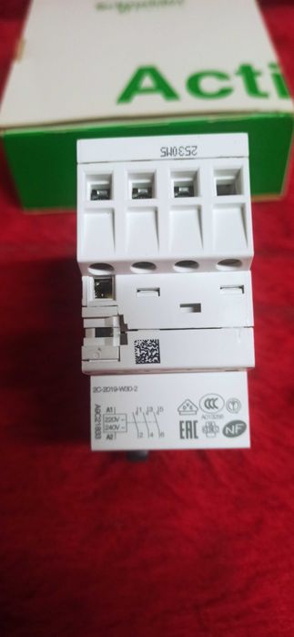 Контактор с ручным управлением Schneider