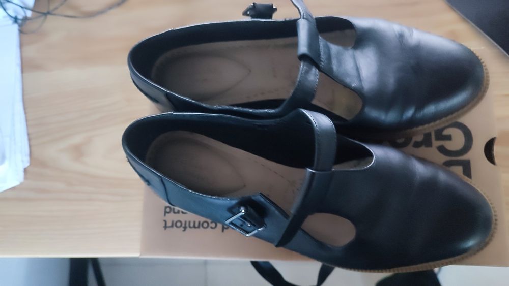 Шкіряні туфлі Clarks на невеликих підборах