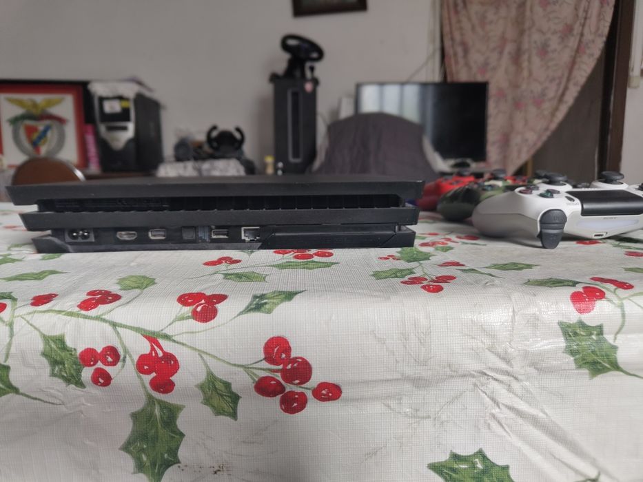 PlayStation 4 Pro 1TB + 4 Jogos + Comando + Cabos
