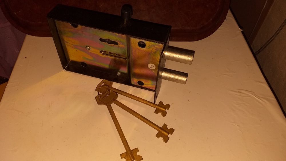 Продам накладной замок на гараж.