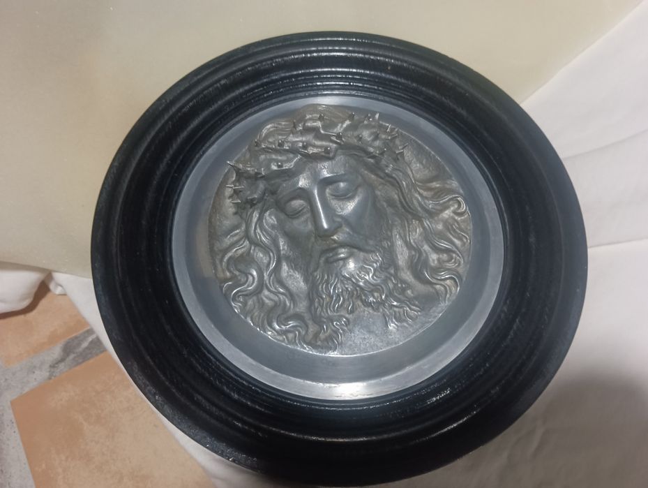 Prato de cristo em relevo
