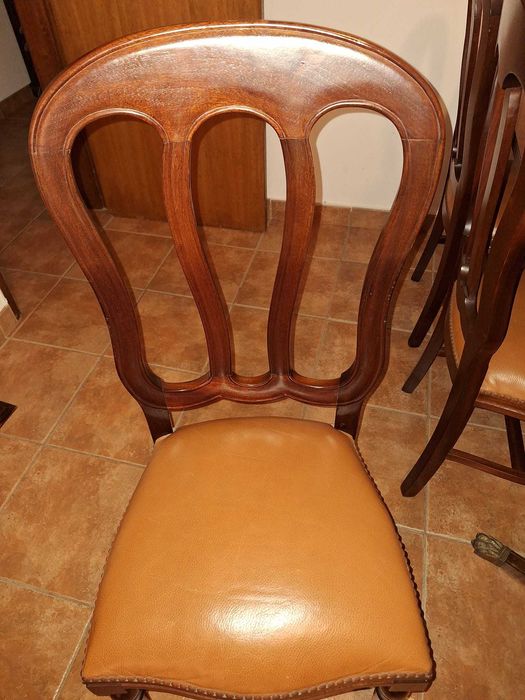 Mesa de jantar em Mogno maciço + 6 cadeiras em pele. Excelente estado.