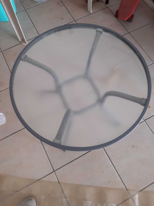 Mesa baixa metálica de tampo em vidro