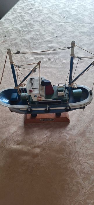 Miniatura de embarcação com temática náutica,