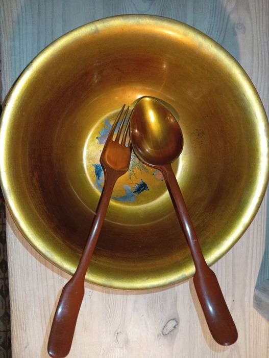 Stara misa z laki z łyżką i widelcem