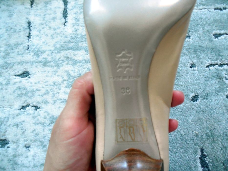 Eleganckie buty na obcasie włoskie beżowe rozmiar 38 Caparrini Firenze