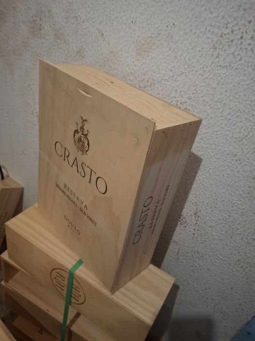 Vendo caixas de madeira com marcas de vinhos