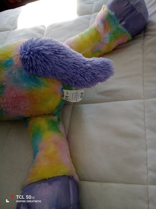 Peluche unicórnio gigante muito lindo.
