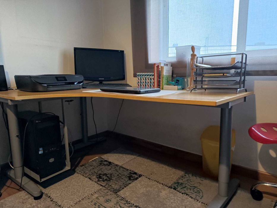 Secretária de madeira e estrura em metal IKEA