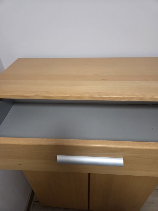 Komoda w kolorze drewna wąska