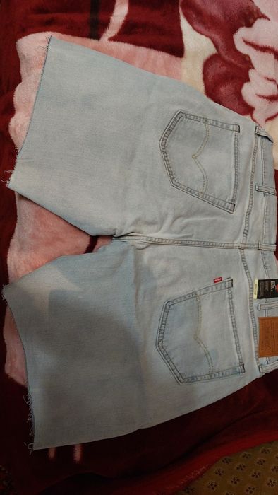 Продам шорти Levis