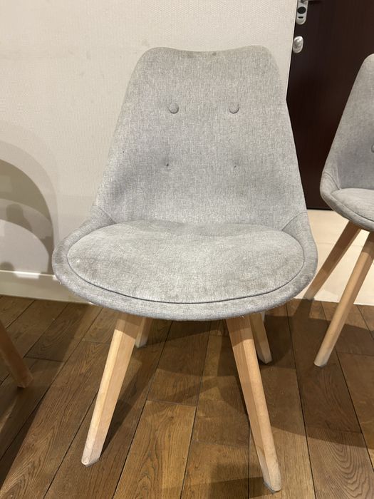Szare krzesla na drewnianych nogach