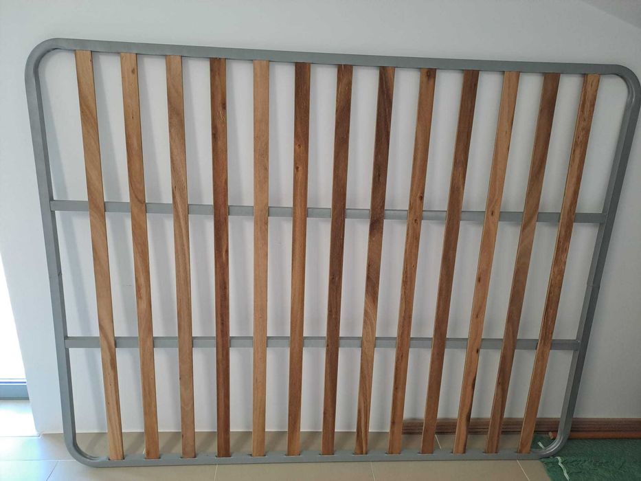 Colchão 200x150 cm + estrado de metal