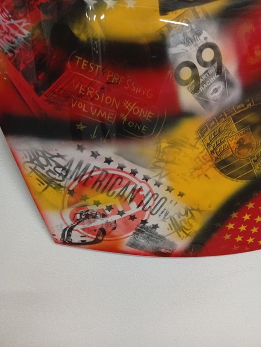 Capo em fibra decorativo com pinturas ilustrativas ao mundo dos carros