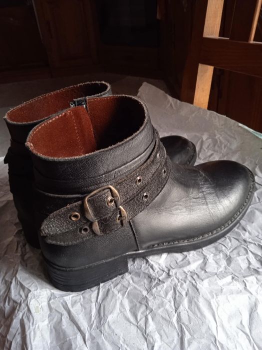 Vendo botas usadas em pele Nº35