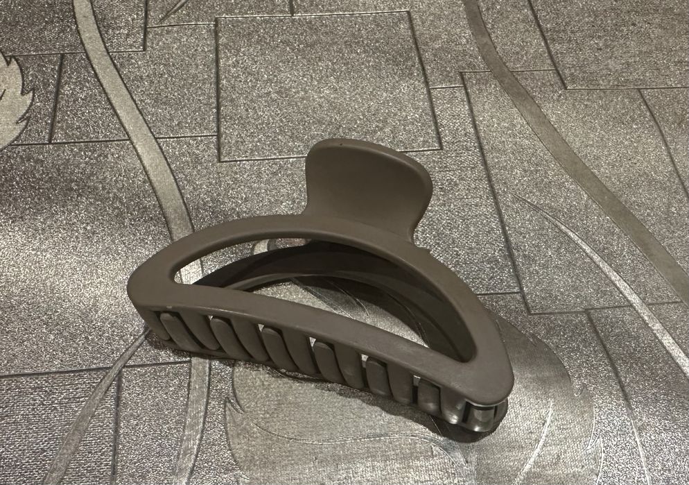 Szara klamra do wlłosów z Hebe