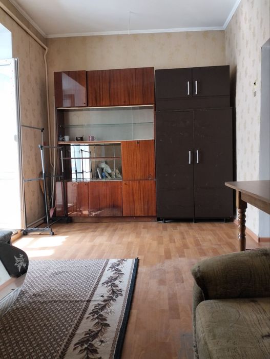Продам комнату с балконом в центре 9500
