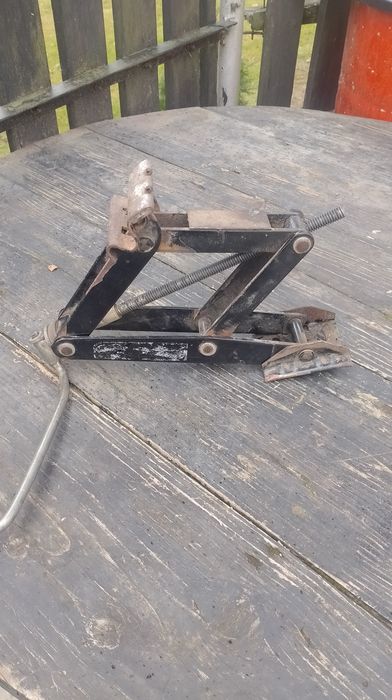 Lewarek podnośnik samochodowy