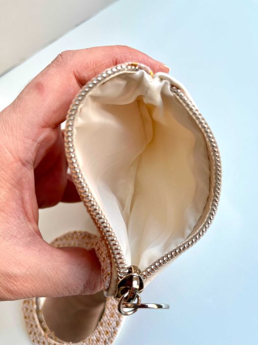 Pequena bolsa brilhante com espelho incluído