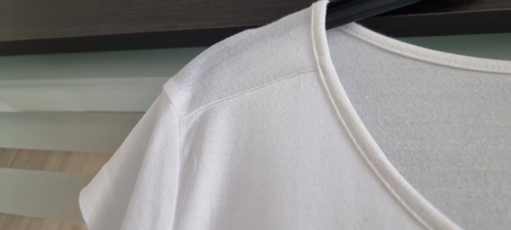 40/L Reserved - biała bluzka z nadrukiem