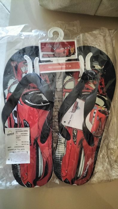 Chinelos e boné MC Queen