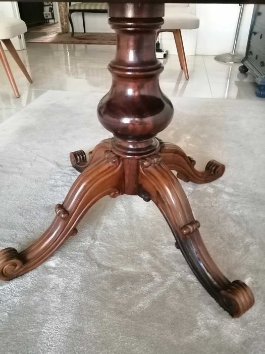 Mesa em Cerejeira extensível para 8/10 pessoas com pé de galo