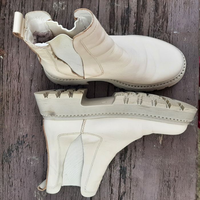 Черевики молочного кольору