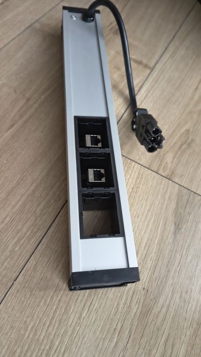 Puszka do systemu POWER FRAME z 3 gniazdami zasilania. Puszka z 3 gnia