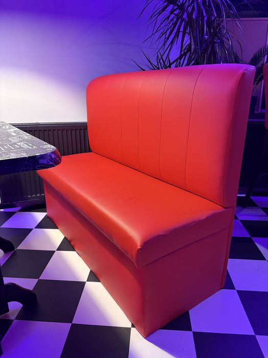 Czerwone boksy kanapy do restauracji amerykanskiej