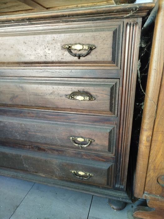 Cómoda antiga de madeira