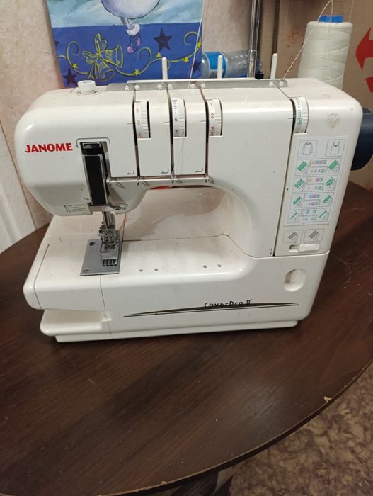 Швейная машинка-разпошивалка и оверлок 4 ниточный