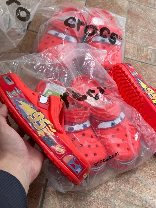 кроксы молния маквин