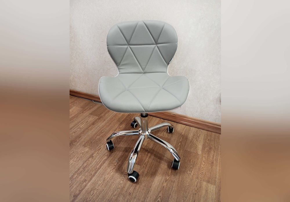 Крісло офісне Demure стілець на колесах сіре+біле / Стул мастера