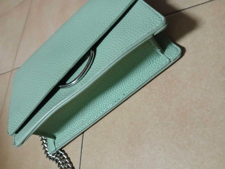 Carteira pequena verde água, Pull&Bear com corrente de por ao ombro
