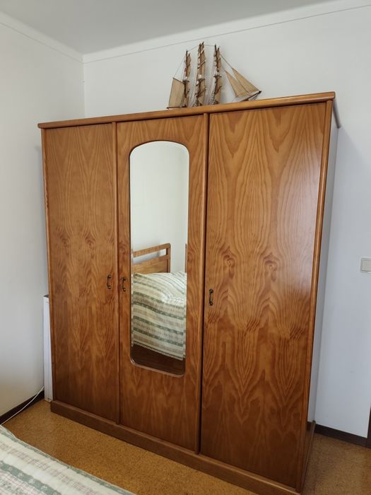 Roupeiro com 3 portas e um espelho