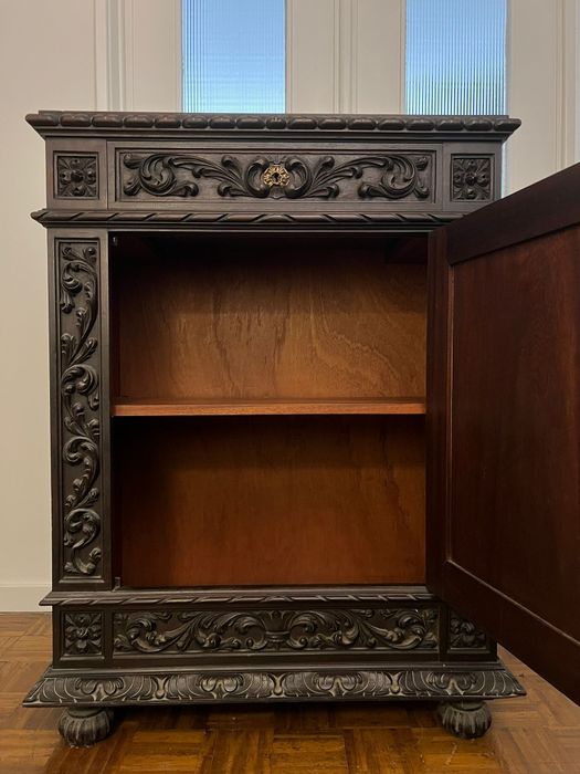 Bar estilo renascentista, entalhado à mão