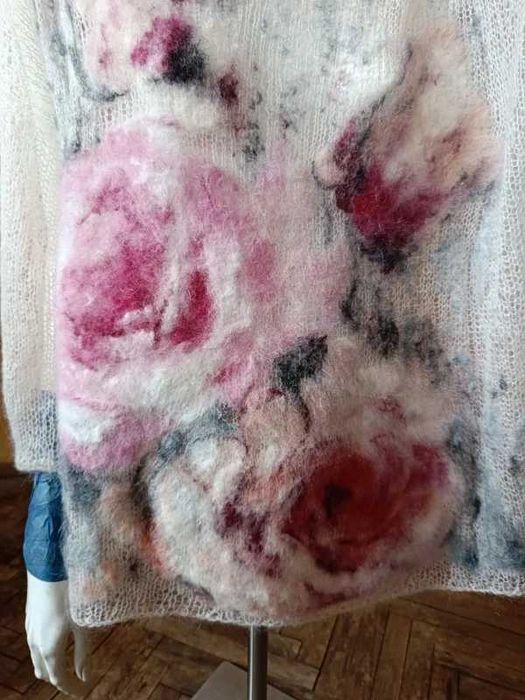 Artystyczny sweter chmurka ręcznie robiony filcowane kwiaty od plastyk