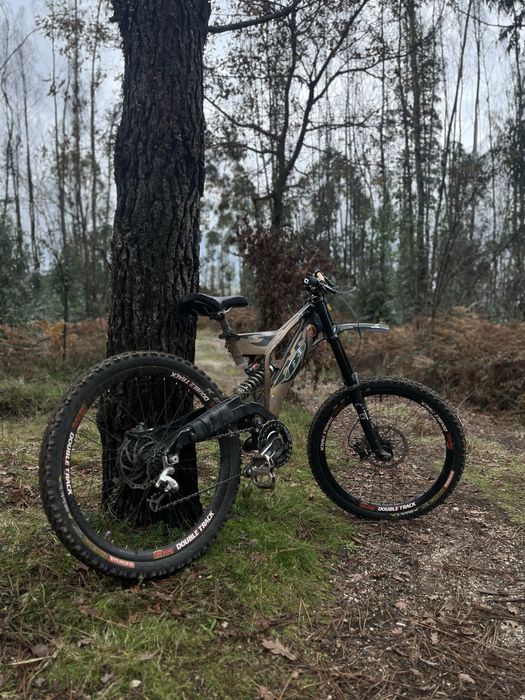 Bicicleta Downhill B1