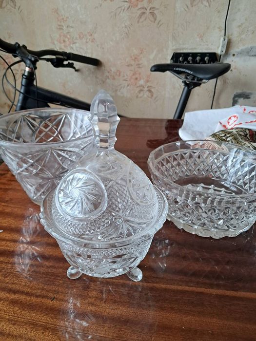 Продам хрусталь вазы рюмки , бокалы.