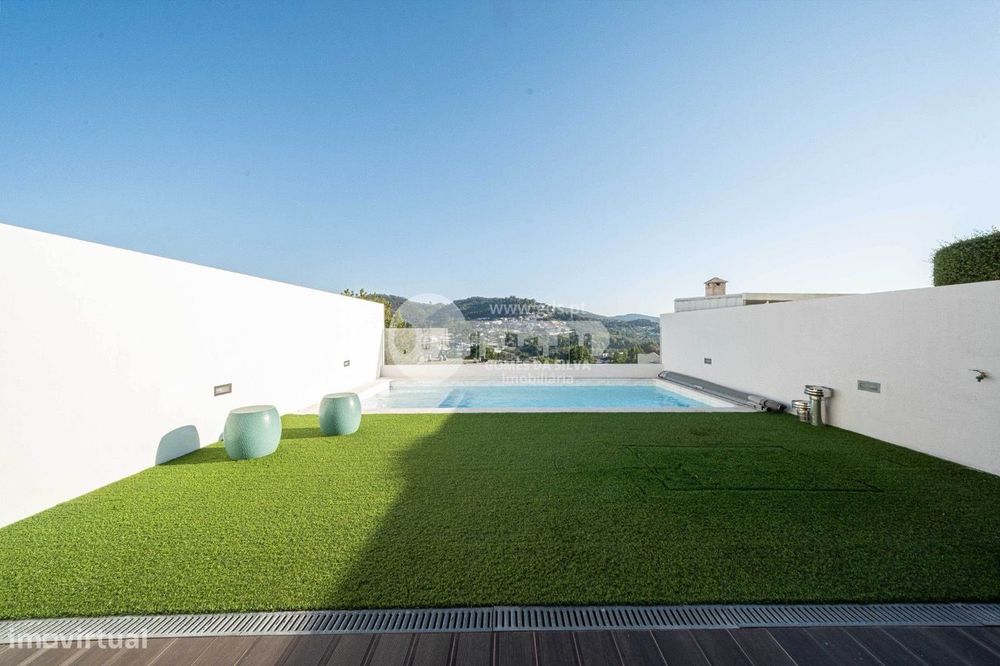 Moradia T3 em banda com piscina aquecida e vistas em Gualtar, Braga