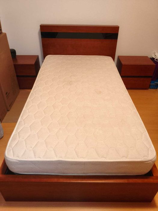 Cama individual elevatória, com arrumação, com colchão e mesa de cabeceira, em cerejeira