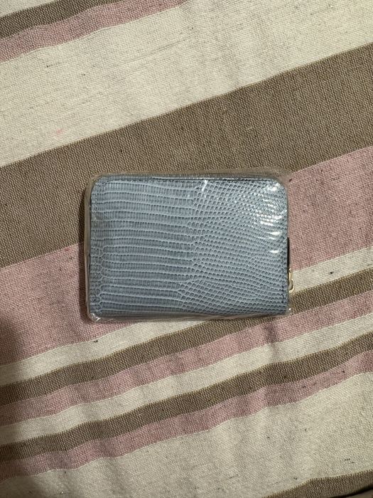 Carteira azul com textura