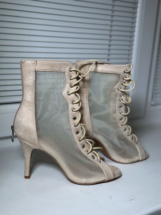 Бежевые туфли high heels