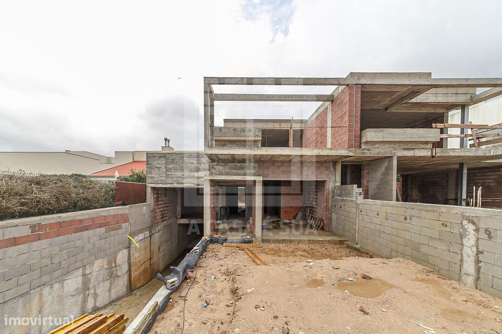 Moradia T4+1 em construção na 1ª linha do mar c/ piscina, V. N. Gaia