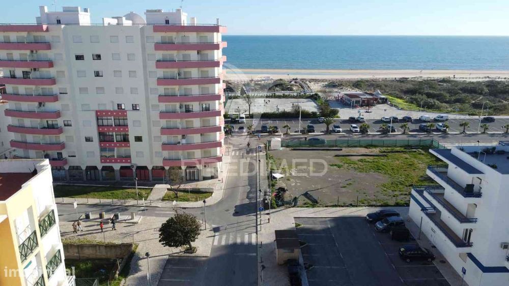 T2 em Monte Gordo, em edifício na 2ª linha com piscina