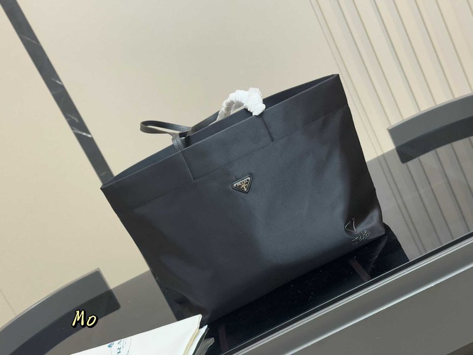Torba tote Prada czarna nylonowa z logo trójkątnym