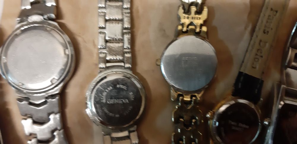 Vários relógios usados