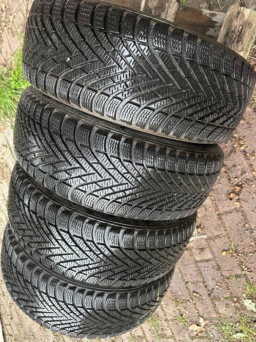 Pirelli шини зима майже нові 205/55 R16 резина комплект