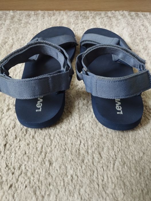 Granatowe sandały Levis cadys 40