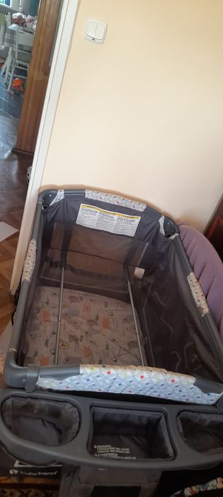 Sprzedam lóżeczko turystyczne z materacem. Półka na akcesoria dla dzieci.